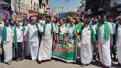 முல்லைப் பெரியாறு அணையில் மத்திய துணை ராணுவ படையை நியமிக்க வலியுறுத்தி, கம்பத்தில் சனிக்கிழமை பேரணியாக சென்ற விவசாய அமைப்பினா்.