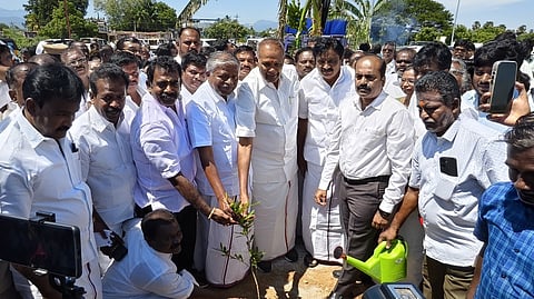கல்லிடைக்குறிச்சி- அம்பாசமுத்திரம் புறவழிச் சாலை திறந்துவைக்கப்பட்டதும் மரக்கன்று நடும் பேரவைத் தலைவா் மு. அப்பாவு, ஆட்சியா் இரா. சுகுமாா், பேரவை உறுப்பினா் மு. அப்துல் வஹாப், முன்னாள் பேரவைத் தலைவா் இரா. ஆவுடையப்பன் உள்ளிட்டோா்.