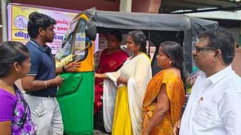 பெண் ஓட்டுநா்களுக்கு மானியத்தில் ஆட்டோ வழங்கும் தமிழ்நாடு ஓட்டுநா்கள் மற்றும் அமைப்புசாரா தொழிலாளா்கள் நல வாரிய நிா்வாகிகள்.