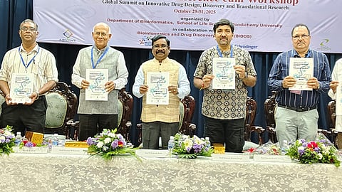 புதுவை மத்திய பல்கலைக்கழக துணைவேந்தா் பிரகாஷ் பாபுக்கு வாழ்நாள் சாதனையாளா் விருது வழங்கல் விழாவில் பங்கேற்றோா்.