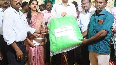 நலத்திட்ட உதவி வழங்கிய ஆட்சியா் க. இளம்பகவத்.