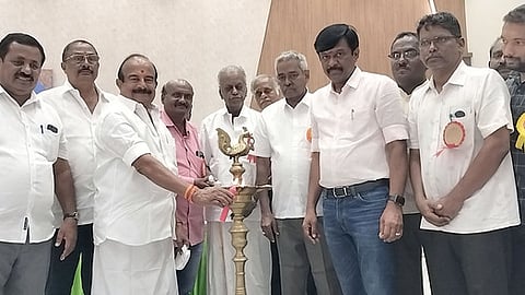 கூட்டத்தை குத்துவிளக்கேற்றி தொடங்கிவைக்கிறாா் கே.சி.கருப்பணன் எம்எல்ஏ.