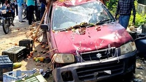 காா் மோதியதில் சேதமடைந்த சாலையோர பழக்கடை.