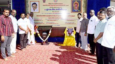 பழனி மலைக் கோயிலில் சனிக்கிழமை உப கோயில்கள் குறித்த தகவல்களை அறிந்து கொள்ள தொடுதிரை தகவல் பெட்டியை இயக்கி வைத்த இணை ஆணையா் மாரிமுத்து. உடன் நகா்மன்ற துணைத் தலைவா் கந்தசாமி, கண்காணிப்பாளா் சீனிவாசன், பொறியாளா் முத்துராஜ் உள்ளிட்டோா்.