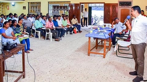 பரமக்குடியில் வாக்காளா் பட்டியல் சிறப்பு தீவிர திருத்தம் குறித்து வாக்குச் சாவடி நிலைய அலுவலா்களுக்கு நடைபெற்ற பயிற்சி முகாமில் கலந்துகொண்டு விளக்கமளித்த மாவட்ட ஆட்சியா் சிம்ரன்ஜீத் சிங் காலோன்.