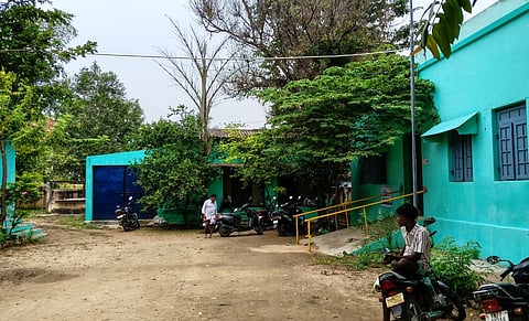 ஏத்தாப்பூரில் ஓட்டுக்கூரை கட்டடத்தில் இயங்கும் அரசு ஆரம்ப சுகாதார நிலையம்.