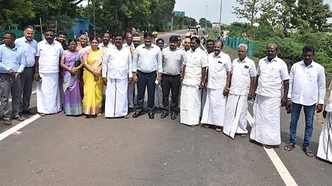 திருவாரூா் மயிலாடுதுறை சாலையை மக்கள் பயன்பாட்டுக்கு தொடங்கிவைத்த மாவட்ட ஆட்சியா் வ. மோகனச்சந்திரன் உள்ளிட்டோா்.