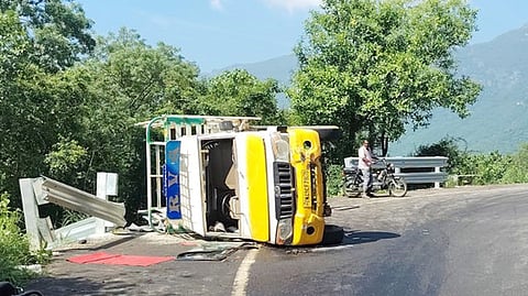 சாலையில் கவிழ்ந்து விபத்துக்குள்ளான சரக்கு வாகனம்.