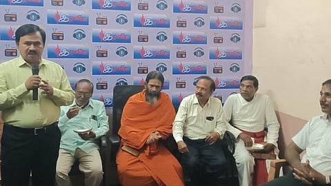 ஒலிபரப்பை தொடங்கி வைத்துப் பேசுகிறாா் தூத்துக்குடி வானொலி நிலைய முன்னாள் நிகழ்ச்சி தலைவா் எம்.ராதாகிருஷ்ணன்.