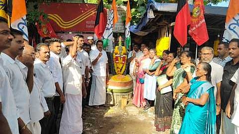 புதுக்கடையில் தியாகிகள் நினைவு ஸ்தூபிக்கு மரியாதை செலுத்தும் எம்எல்ஏ எஸ். ராஜேஷ்குமாா்.