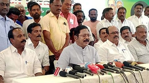 சோழவந்தானில் சனிக்கிழமை செய்தியாளா்களைச் சந்தித்த அமமுக பொதுச் செயலா் டி.டி.வி. தினகரன்.