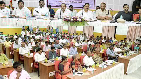 வளா்ச்சித் திட்டப் பணிகள் குறித்த ஆய்வுக் கூட்டத்தில் பேசுகிறாா் அமைச்சா் அர.சக்கரபாணி. உடன், ஆட்சியா் ச.தினேஷ் குமாா், காவல் கண்காணிப்பாளா் பெ.தங்கதுரை உள்ளிட்டோா்.