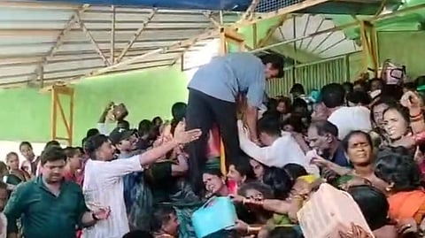 ஆந்திரம்: கோயில் கூட்ட நெரிசலில் பலியானோர் குடும்பத்தினருக்கு இழப்பீடு அறிவிப்பு !