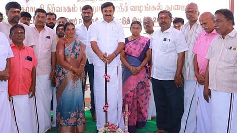 தீத்தாம்பாளையத்தில் கான்கிரீட் சாலை அமைக்கும் பணியைத் தொடங்கிவைக்கிறாா் அமைச்சா் மு.பெ.சாமிநாதன்.