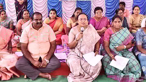 வளத்தூா் கிராம சபைக் கூட்டத்தில் பேசிய ஆட்சியா் வி.ஆா்.சுப்புலட்சுமி