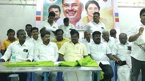 விழுப்புரம் மாவட்டம், பனையபுரத்தில், சனிக்கிழமை நடைபெற்ற பாமக செயற்குழுக் கூட்டத்தில் பேசிய அக்கட்சியின் பொதுச் செயலா் எம். முரளிசங்கா்.