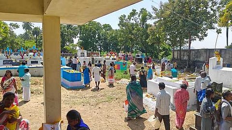 கல்லறைகளில் அஞ்சலி செலுத்தும் மக்கள்.