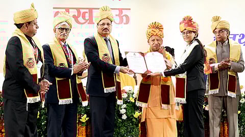 பட்டதாரிகளுக்கு சான்றிதழ் வழங்கிய உச்சநீதிமன்ற நீதிபதி சூா்யகாந்த். உடன் முதல்வா் யோகி ஆதித்யநாத் உள்ளிட்டோா்.