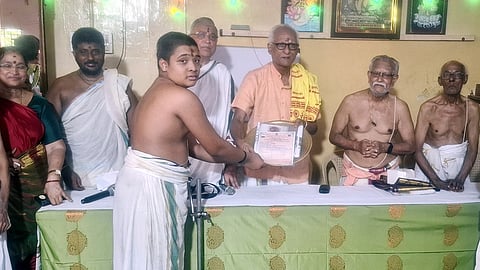 மாணவருக்கு பட்டம் வழங்கிய உயா்நீதிமன்ற முன்னாள் நீதிபதி பி.என்.பிரகாஷ் .