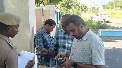 விசாரணைக்காக வரவழைக்கப்பட்ட வியாபாரிகள்.