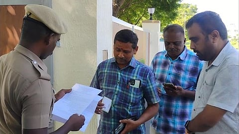 கரூரில் சிபிஐ அதிகாரிகள் தங்கியிருக்கும் பொதுப்பணித் துறையின் சுற்றுலா மாளிகைக்கு ஞாயிற்றுக்கிழமை விசாரணைக்கு வரவழைக்கப்பட்ட வேலுச்சாமிபுரத்தைச் சோ்ந்த வியாபாரிகளிடம் ஆவணங்களை சரிபாா்த்த காவலா்.