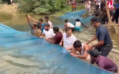 வலையால் மீன்பிடிக்கும் ராகுல் காந்தி.