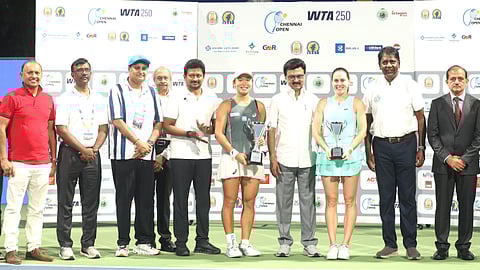 ஜேனிஸ் ஜென் (முதல்வர், துணை முதல்வர் நடுவே கோப்பையுடன் நிற்பவர்)