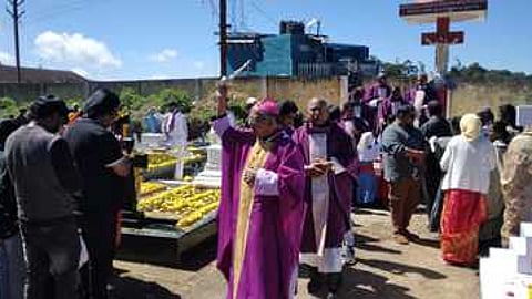 உதகை மேரிஸ்ஹில் புனித மரியன்னை ஆலயத்தில் நடைபெற்ற கல்லறைத் திருநாள் நிகழ்ச்சியில் நீலகிரி மறை மாவட்ட ஆயா் அமல்ராஜ் தலைமையில் நடைபெற்ற சிறப்புப் பிராத்தனையில் பங்கேற்றோா்.