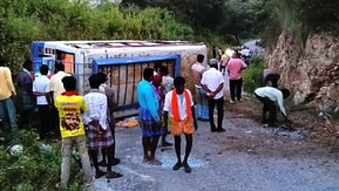 உரிகம் அருகே சாலையில் கவிழ்ந்த வேன்