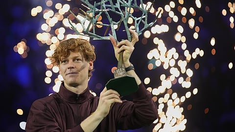 கோப்பையுடன் யானிக் சின்னா்