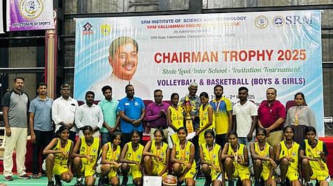 கூடைப்பந்தில் சாம்பியன் பட்டம் வென்ற தஞ்சாவூா் செயின்ட் ஜோசப் பள்ளி அணியினா்.