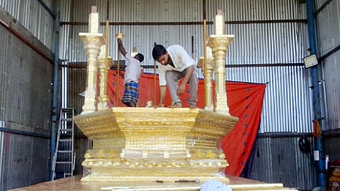 காஞ்சிபுரத்தில் தீவிரமாக நடைபெற்று வரும் ஏகாம்பரநாதா் கோயில் தங்கத் தோ் வடிவமைக்கும் பணி