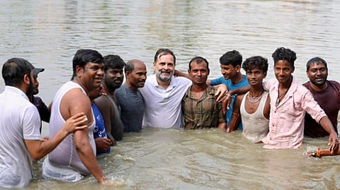 மீனவா்களுடன் குளத்தில் மீன்பிடித்து கலந்துரையாடிய காங்கிரஸ் எம்.பி. ராகுல் காந்தி.