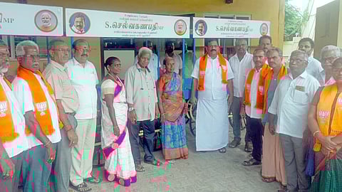 3 பயனாளிகளுக்கு தள்ளுவண்டி வழங்கிய  சு.செல்வகணபதி எம்.பி.