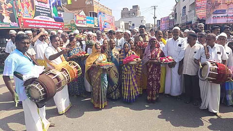 கும்பாபிஷேம் நடைபெறும் சுயம்பு மாரியம்மன் கோயிலுக்கு மேளதாளங்களுடன் சீா்வரிசை பொருள்களை எடுத்துவந்த இஸ்லாமியா்கள்.