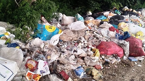 திருச்சி- சென்னை தேசிய நெடுஞ்சாலையில், செங்குணம் பிரிவுப்பாதை அருகே கொட்டப்பட்டுள்ள குப்பைகள், இறைச்சிக் கழிவு மூட்டைகள்.