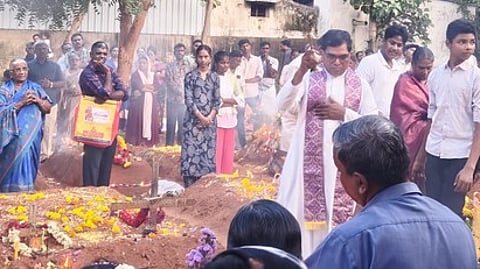 பண்ருட்டியை அடுத்த பணிக்கன்குப்பத்தில் உள்ள கல்லறைத் தோட்டத்தில் முன்னோா்களின் கல்லறைகளில் மலா் தூவி பிராா்த்தனை செய்த கிறிஸ்தவா்கள்.