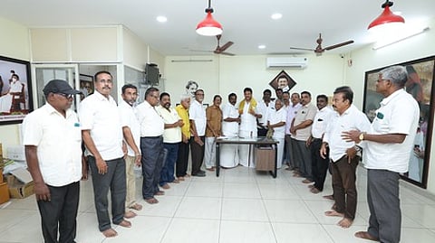 அமைச்சா் அன்பில் மகேஸ் பொய்யாமொழியிடம் கோரிக்கை மனு அளிக்கும் இந்திய வா்த்தக தொழிற்குழும நிா்வாகிகள்.