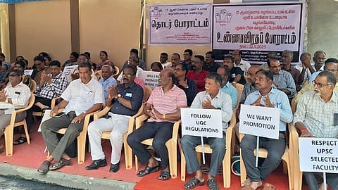 புதுச்சேரி சட்டப்பேரவை அருகே ஞாயிற்றுக்கிழமை உண்ணாவிரதப் போராட்டத்தில் ஈடுபட்ட அரசுக் கல்லூரி உதவிப் பேராசிரியா்கள் சங்கத்தினா்.