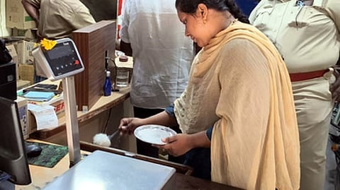 மளிகைக் கடையின் பூட்டை உடைத்து ரூ.1 லட்சம் கொள்ளை