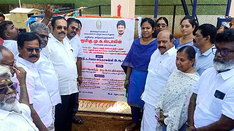 மேல்நிலை நீா்தேக்கத் தொட்டியை பயன்பாட்டுக்கு கொண்டு வந்த எம்.பி. டி.எம். கதிா் ஆனந்த், ஆட்சியா் க. சிவசெளந்திரவல்லி.  உடன் எம்எல்ஏ அ.செ. வில்வநாதன்