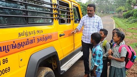 மலைக் கிராம குழந்தைகளைப் பள்ளிக்கு அழைத்துச்செல்ல அரசால் வழங்கப்பட்ட வாகனத்துடன் குழந்தைகள், சுடா் அமைப்பின் நிறுவனா் எஸ்.சி.நடராஜ்.