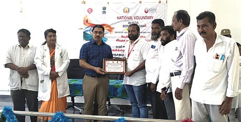 ராமநாதபுரம் அரசு மருத்துவக் கல்லூரி மருத்துவமனையில் குருதிக் கொடையாளா்களுக்குச் சான்றிதழ் வழங்கி பாராட்டு தெரிவித்த ஆட்சியா் சிம்ரன்ஜீத் சிங் காலோன்.