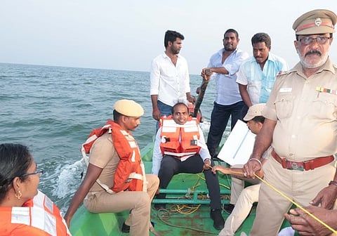 கடலூரில்    படகில்  சென்று   சென்று   வாக்காளா் பட்டியல் சிறப்பு தீவிர திருத்தம் குறித்து   விழிப்புணா்வு   ஏற்படுத்திய   ஆட்சியா்   சிபி   ஆதித்யா  செந்தில்குமாா்.