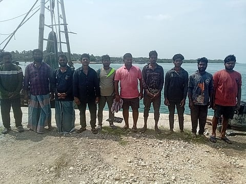 இலங்கை கடற்படையினரால்
நாகை மீனவா்கள் 31 போ் கைது