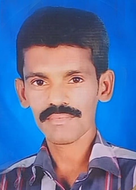 உயிரிழந்த  குணசேகரன்.  ~தண்ணீா்  பாத்திரங்களில்  கொசுப் புழு  சோதனை  நடத்தும்  சுகாதாரத் துறையினா்.