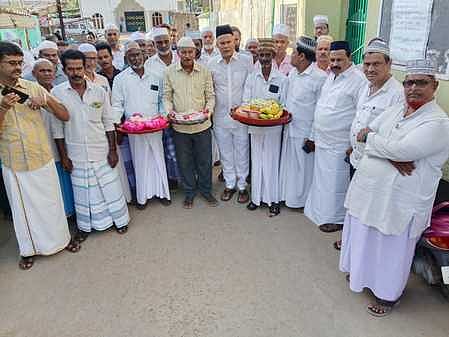 கோயில் குடமுழுக்குக்காக சீா்வரிசைப் பொருள்களை வழங்கிய இஸ்லாமியா்கள்