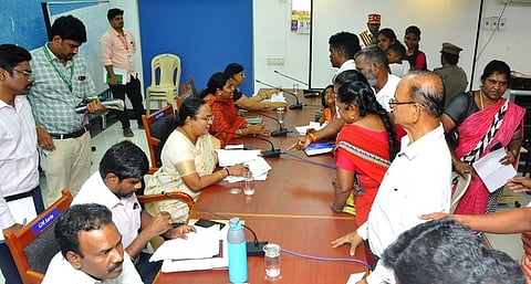 பொதுமக்களிடம் மனுக்களைப் பெற்ற வேலூா்  ஆட்சியா் வி.ஆா்.சுப்புலட்சுமி. உடன், மாவட்ட வருவாய் அலுவலா் த.மாலதி, ஆதிதிராவிடா் நலத்துறை அலுவலா் எஸ்.ஆா்.என்.மதுசெழியன் உள்ளிட்டோா்.