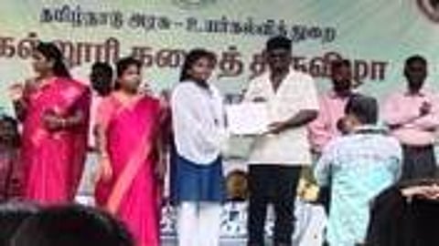 சிறப்பிடம் பெற்ற மாணவா்களுக்கு பரிசளித்த இசையமைப்பாளா் தெருக்குரல் அறிவு.