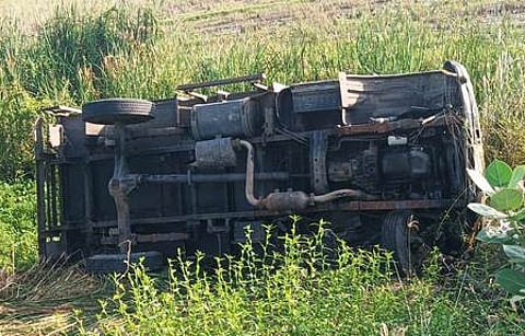 சிதம்பரம் அருகே பெரியப்பட்டு ஐந்து கண் மதகு அருகே வயலில் கவிழ்ந்த கோழிகள் ஏற்றி வந்த மினிலாரி.